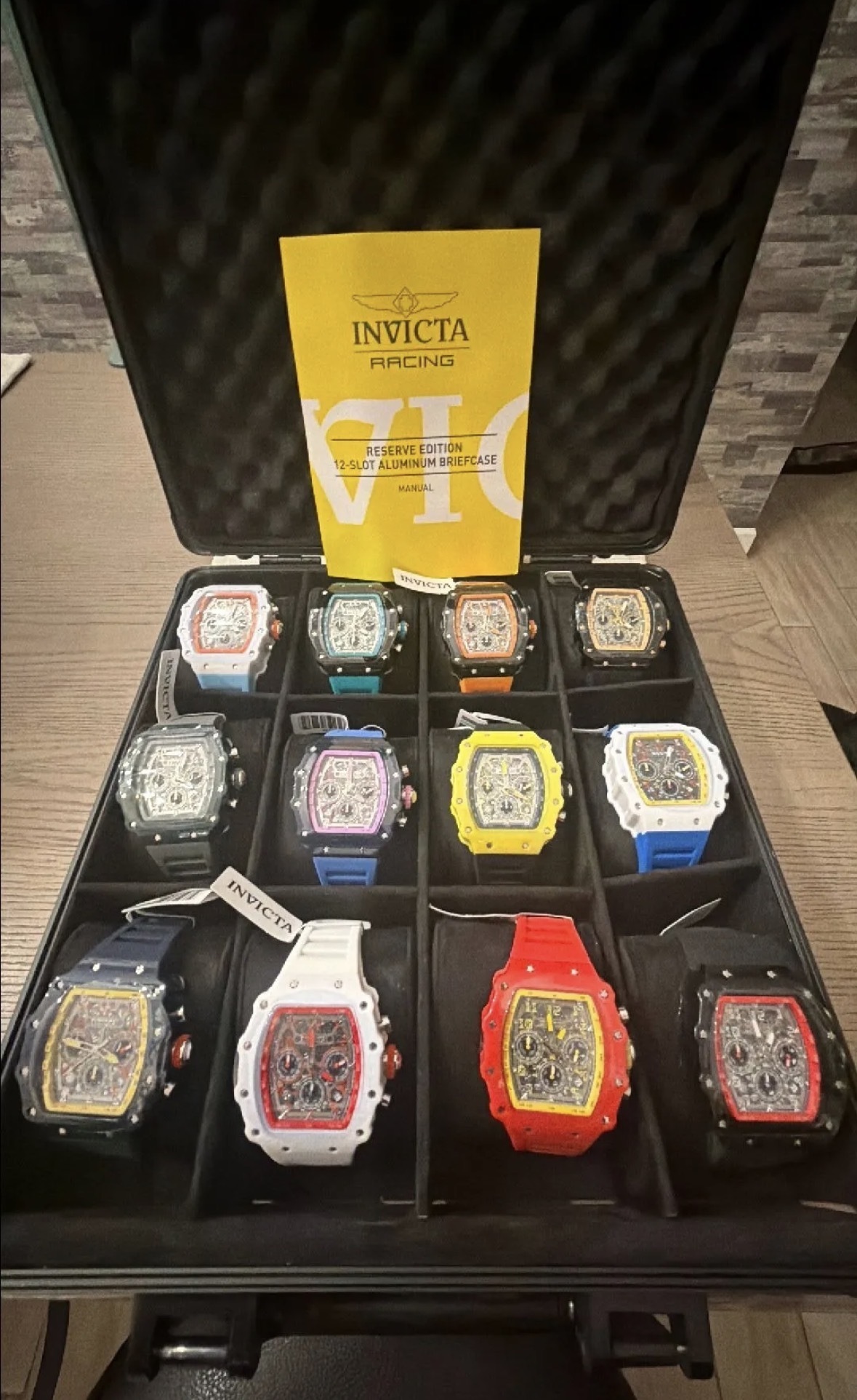 Maletín Invicta Racing de doce piezas: fotografía del catálogo de Octavio